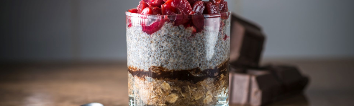 Chia puding feketecsokoládéval és meggyel