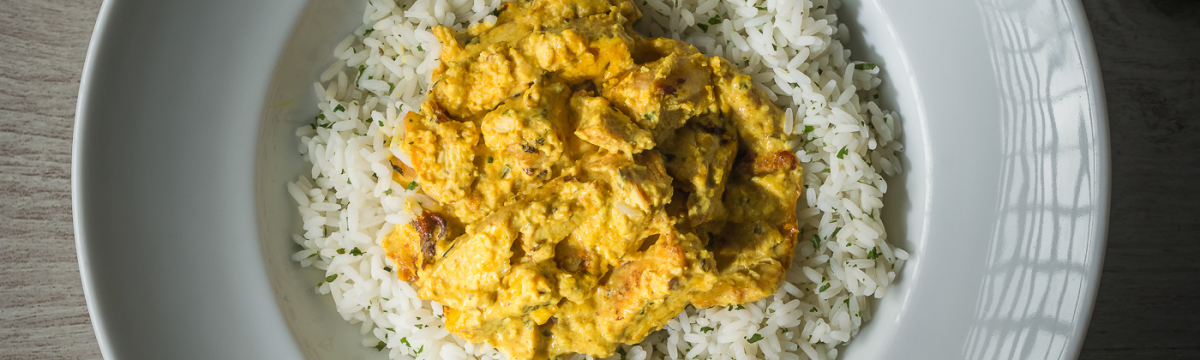 Csirke curry kókusztejjel, gyömbér és rizs