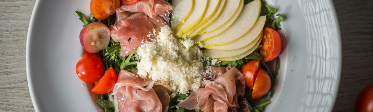 Saláta prosciutto sonkával, gorgonzola, körte, koktélparadicsom és szőlőszemek