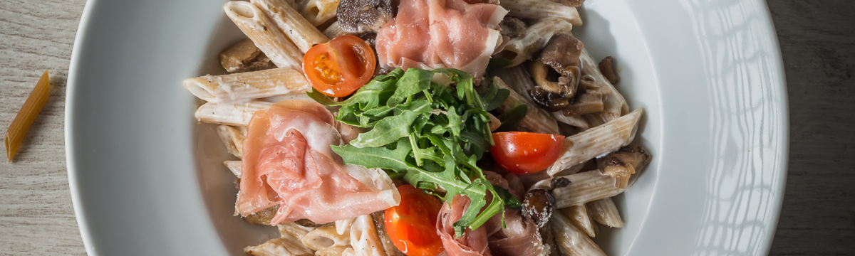 Teljes kiőrlésű penne erdei gombával és prosciutto sonkával
