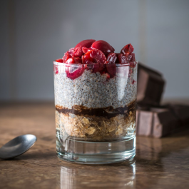 Chia puding feketecsokoládéval és meggyel Chia puding feketecsokoládéval és meggyel
