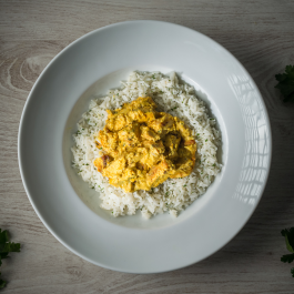 Csirke curry kókusztejjel, gyömbér és rizs Csirke curry kókusztejjel, gyömbér és rizs
